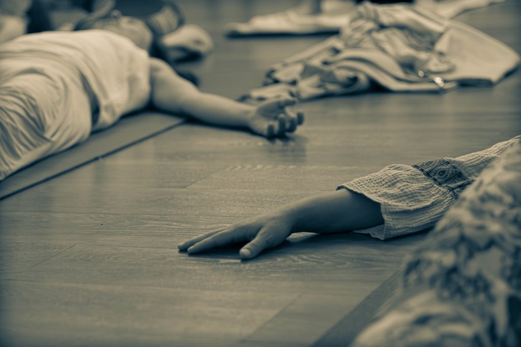 Plan sur les mains au sol lors d'un cours collectif chez Yoga Stella