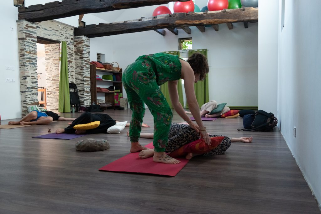 Stella, professeur de yoga à Yoga Stella, corrigeant une posture