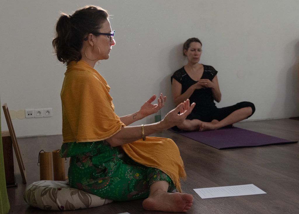 Stella enseignant le yoga