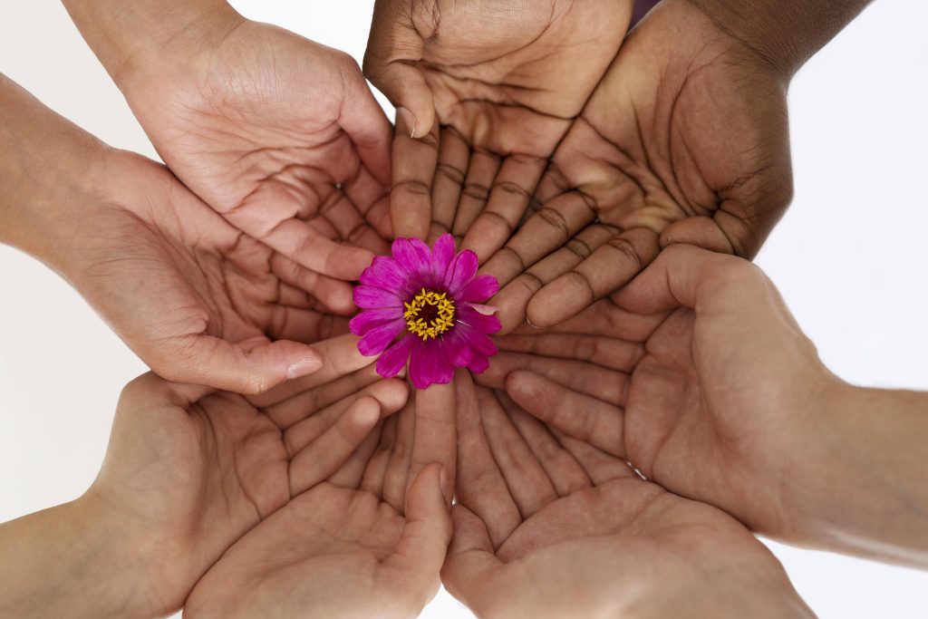 Gros plan sur les personnes se connectant par les mains